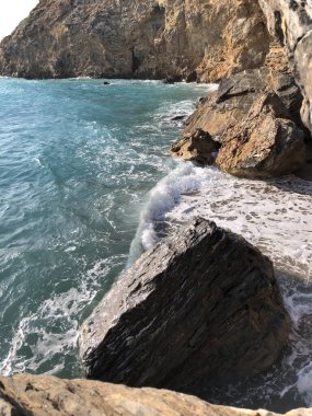 Temiz deniz suyu. Akdeniz 'in kıyısında. Taşlar. Kayanın üzerindeki dalgaların sesi. 