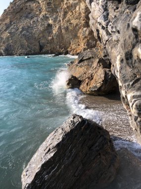 Deniz manzarası çok güzel. Temiz deniz suyu. Akdeniz 'in kıyısında. Taşlar. Kayanın üzerindeki dalgaların sesi. 