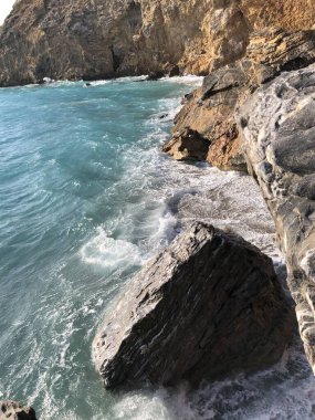 Deniz manzarası çok güzel. Temiz deniz suyu. Akdeniz 'in kıyısında. Taşlar. Kayanın üzerindeki dalgaların sesi. 