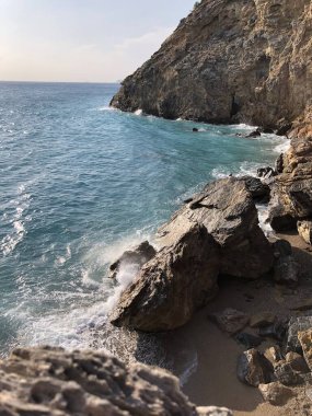 Temiz deniz suyu. Akdeniz 'in kıyısında. Taşlar. Kayanın üzerindeki dalgaların sesi. 
