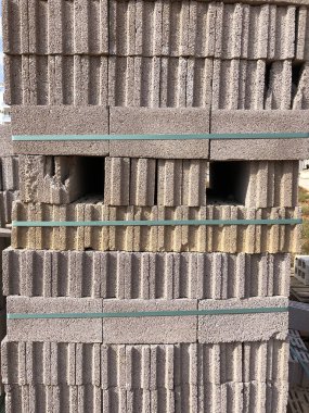 Eski bir bina, tuğla bir ev, beton bir duvar, bir yığın tuğla. arkaplan