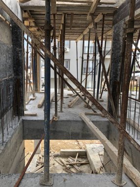 İnşaat halindeki beton bir evin ahşap yapısı.
