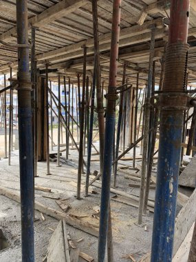 İnşaat halindeki beton bir evin ahşap yapısı.