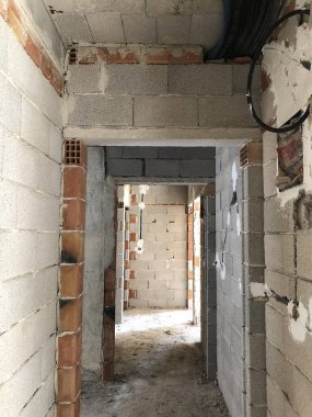 Şehirde terk edilmiş bir ev. Bina inşaat halinde. Bitmemiş bir binanın içindeki tuğla duvarlar..