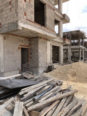 Bir yerleşim bölgesinde inşaat halindeki tamamlanmamış beton bina.