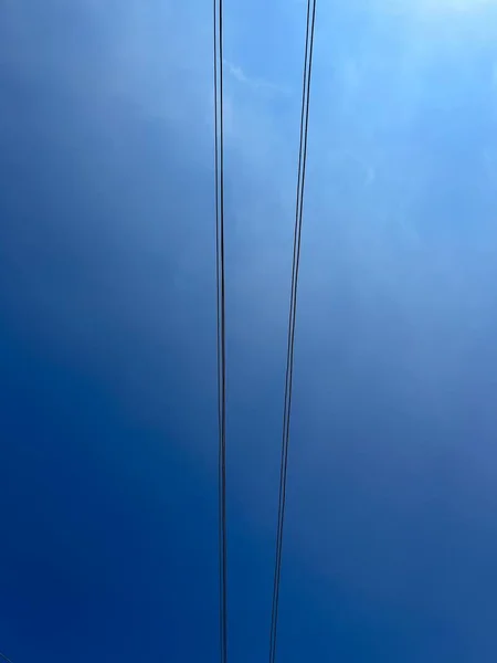 Drähte Auf Dem Hintergrund Des Himmels Nahaufnahme Stromleitung — Stockfoto