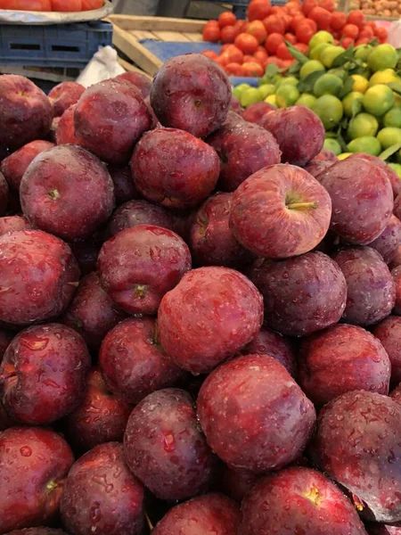 Reife Rote Früchte Auf Dem Wochenmarkt Präsentation Roter Äpfel Auf — Stockfoto