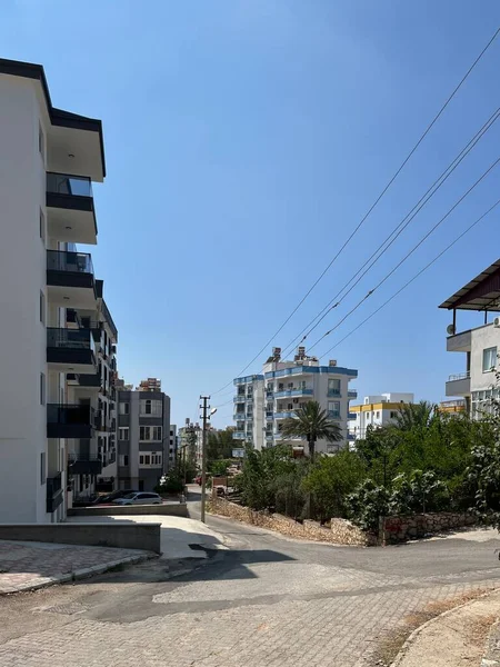 Bir yerleşim yerinin elektrik hattı. Elektrik var. Türk mahallesinin yerleşim yeri.