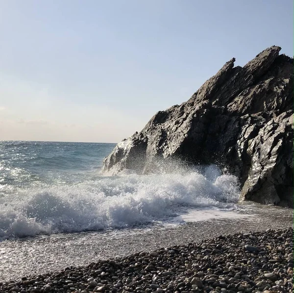 Fırtınalı Bir Suda Dalgalar Akdeniz Kayalık Kıyıları Okyanusun Kayaları — Stok fotoğraf