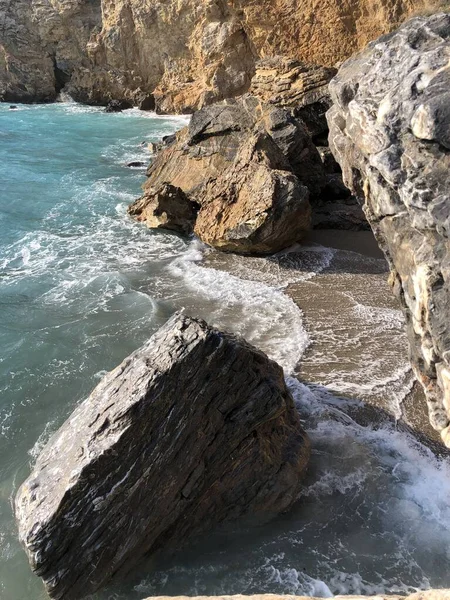 Dalgalar çökmesini kayalık bir sahilde