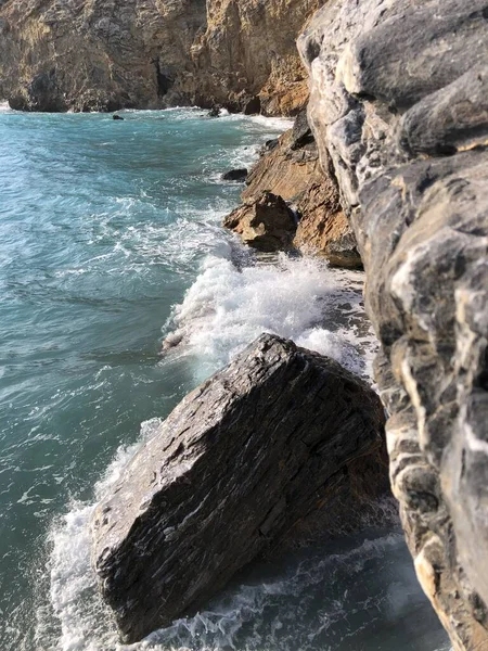 Temiz deniz suyu. Akdeniz 'in kıyısında. Taşlar. Kayanın üzerindeki dalgaların sesi. 