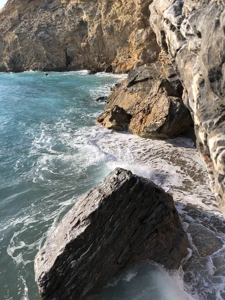 Limpe Água Mar Costa Mar Mediterrâneo Pedras Respingo Ondas Rocha — Fotografia de Stock
