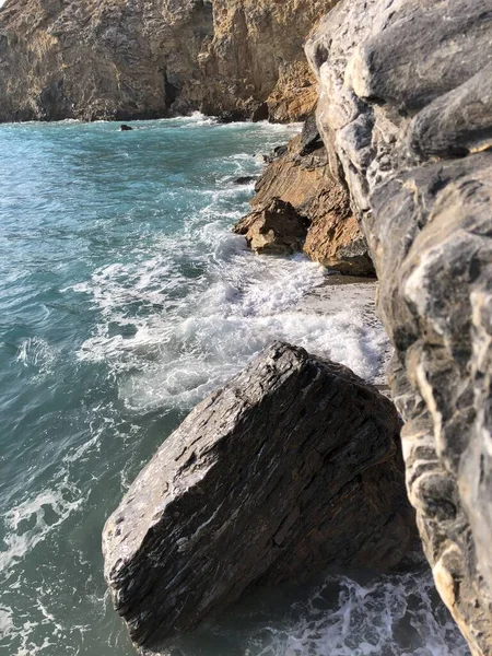 Temiz deniz suyu. Akdeniz 'in kıyısında. Taşlar. Kayanın üzerindeki dalgaların sesi. 
