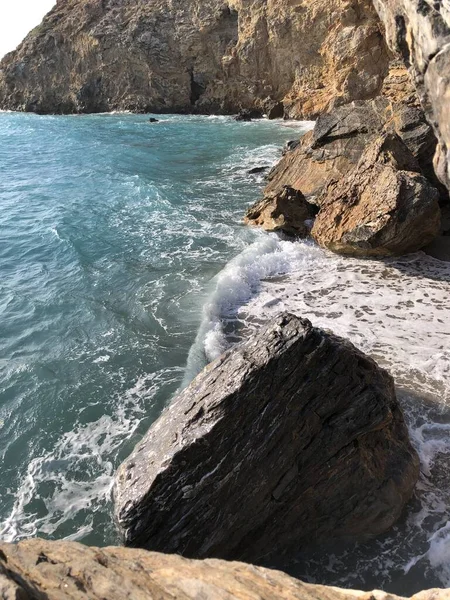 Чистая Морская Вода Побережье Средиземного Моря Камни Всплеск Волн Скале — стоковое фото