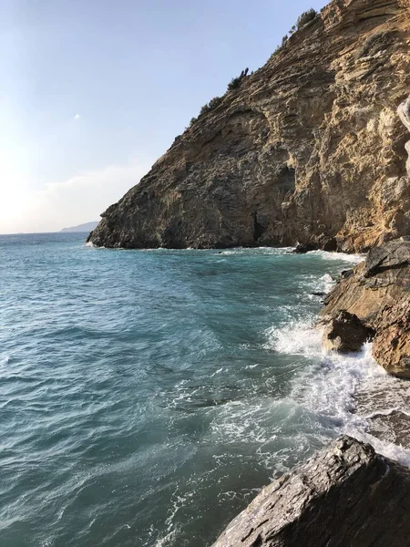 Deniz Manzarası Çok Güzel Temiz Deniz Suyu Akdeniz Kıyısında Taşlar — Stok fotoğraf