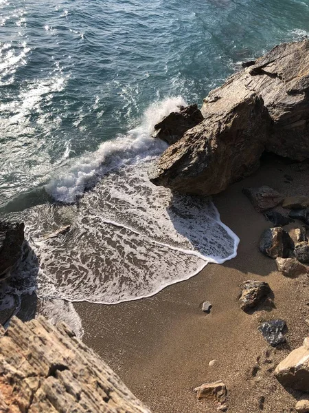 Temiz Deniz Suyu Akdeniz Kıyısında Taşlar Kayanın Üzerindeki Dalgaların Sesi — Stok fotoğraf