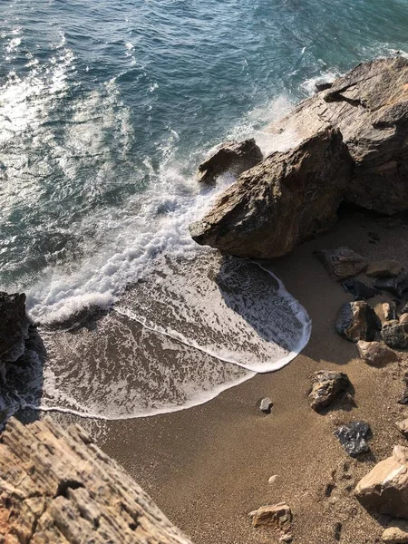 Temiz deniz suyu. Akdeniz 'in kıyısında. Taşlar. Kayanın üzerindeki dalgaların sesi. 