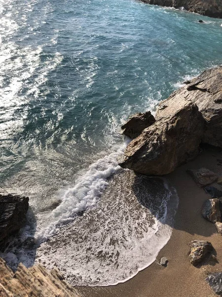 Limpe Água Mar Costa Mar Mediterrâneo Pedras Respingo Ondas Rocha — Fotografia de Stock