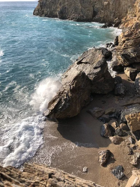 Temiz deniz suyu. Akdeniz 'in kıyısında. Taşlar. Kayanın üzerindeki dalgaların sesi. 
