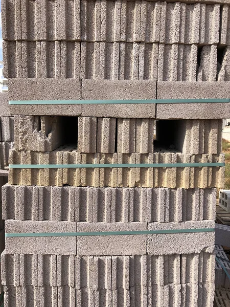 Eski bir bina, tuğla bir ev, beton bir duvar, bir yığın tuğla. arkaplan