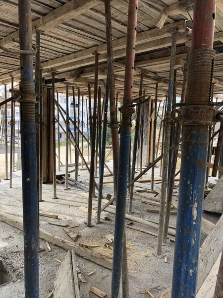 İnşaat halindeki beton bir evin ahşap yapısı.