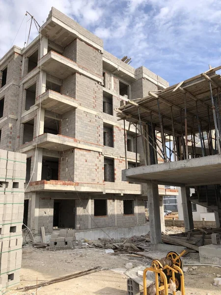 Büyük bir binası olan bir inşaat alanı