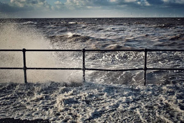 Moře Prudce Naráží Pobřeží Crosby Beach Liverpoolu Tato Fotografie Byla — Stock fotografie