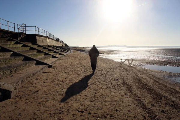 Mladý Muž Kráčející Podél Pláže Slunci Samec Přemýšlí Přemýšlí Stará — Stock fotografie