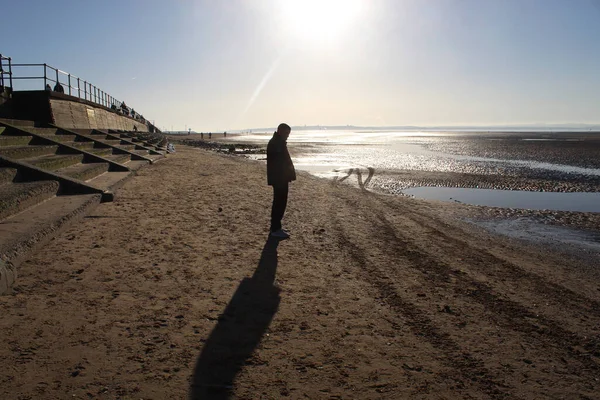 Mladý Muž Stojící Pláži Hledící Moři Stojící Pod Sluncem Samec — Stock fotografie