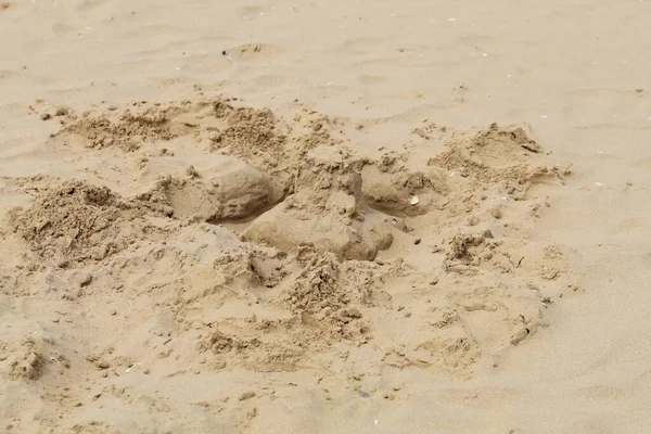 Liverpool, Merseyside 'daki Formby Sahili' nde oynayan çocuklar tarafından yapılmış kumdan kaleler ve hendekler..