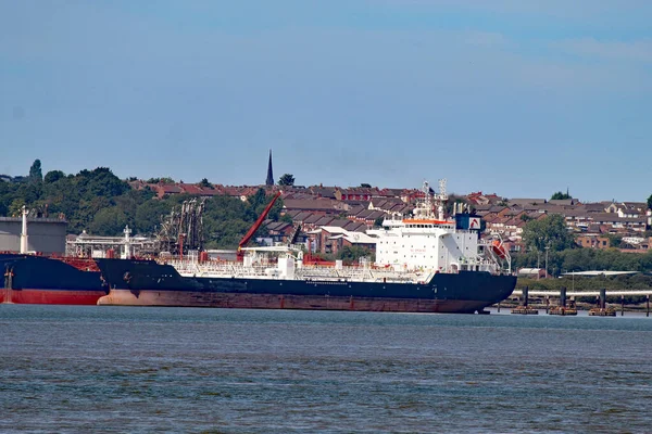 Boat Travelling River Mersey Warm Summer Afternoon Cheshire Wirral Can — 스톡 사진