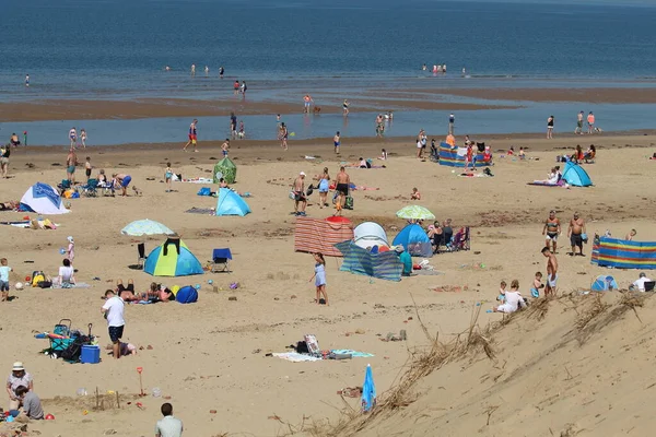 Flocks Crowds Formby Beach Liverpool Merseyside Heatwave Exceptionally Hot Weather — Zdjęcie stockowe
