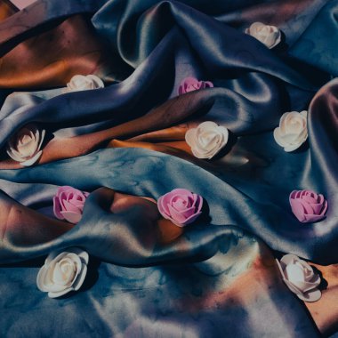 İpek bir duvar kağıdında beyaz ve pembe çiçekler. Düz konsept.