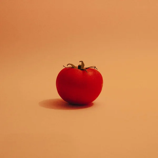 Rote Isolierte Tomaten Auf Orangefarbenem Hintergrund — Stockfoto