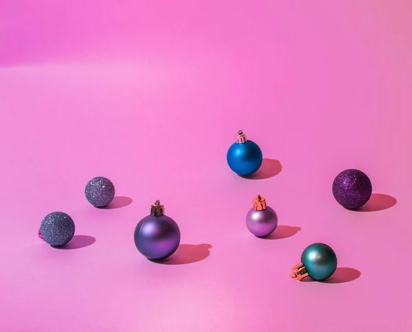 Yeni Yıl Noel Dekoratif Topları Pembe Arka Planda — Stok fotoğraf