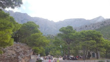 Vepric - bir sunak ve Meryem Ana heykeliyle Lourdes 'in mağarası olan Katolikler için kutsal bir yer..