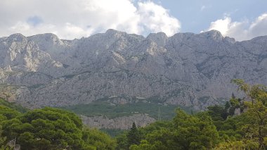 Vepric - bir sunak ve Meryem Ana heykeliyle Lourdes 'in mağarası olan Katolikler için kutsal bir yer..