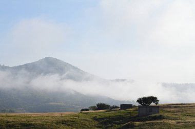 ev yapım aşamasında, manzara ve gökyüzü