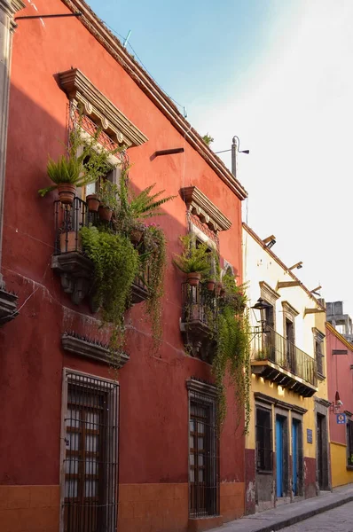 Fasady Balkonami Kolorowe Domy Kolorowe Meksykańskie Domy Niebo Tle San — Zdjęcie stockowe