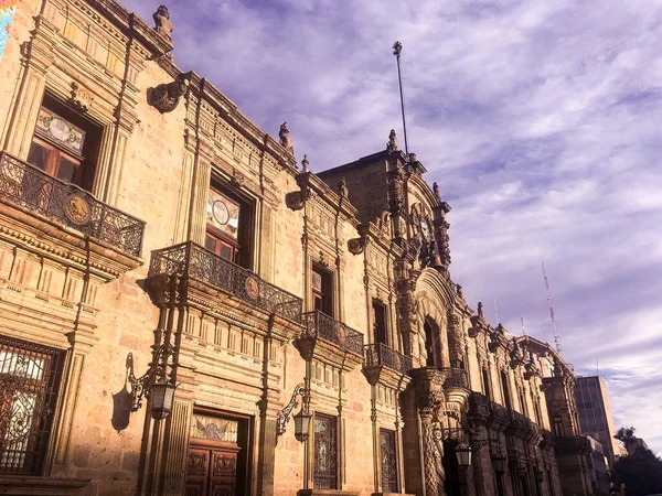 Old Government Building Made Stone Sunlight Sunlight Illuminating Facade Government — Foto de Stock