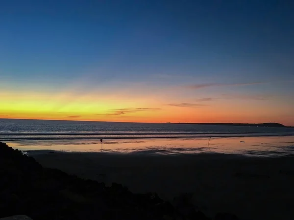 Sunset Sea Sunset Night Same Time Rocks Sand Foreground Water — стоковое фото