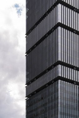 20 katın üzerindeki yüksek binaların detayları, köşeler, ticari mimari, kurumsal, görünür materyaller, binaların keskin açıları.