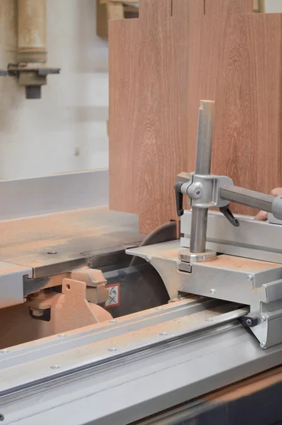 Man Cuts Wood Circular Saw Joinery Man Cuts Wood Circular — Foto Stock