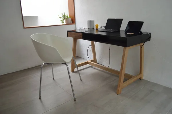 Wooden Desk Chair Plants Room Natural Sunlight Coming Pasta Tile — Stockfoto