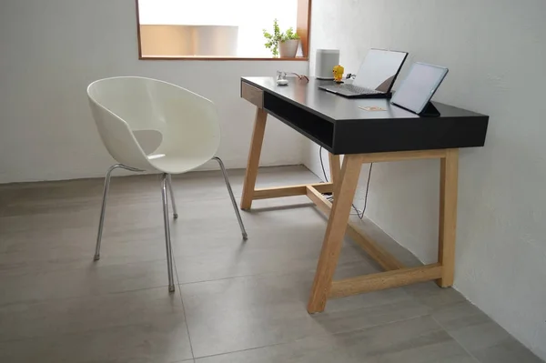 Wooden Desk Chair Plants Room Natural Sunlight Coming Pasta Tile — Stockfoto