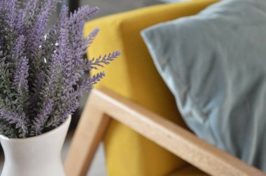 Konforlu İskandinav tarzı ve modern tasarım. Retro koltuk ve kanepe, yumuşak halı, aksesuarlarla dolu raf ve oturma odasında gün ışığı alan büyük pencere iç tarafta, düzlük, panorama, serbest alan