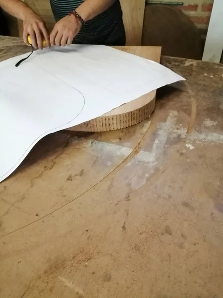 Carpinteiro Anônimo Trabalhando Novo Projeto Sua Oficina Tabela Vista Superior — Fotografia de Stock