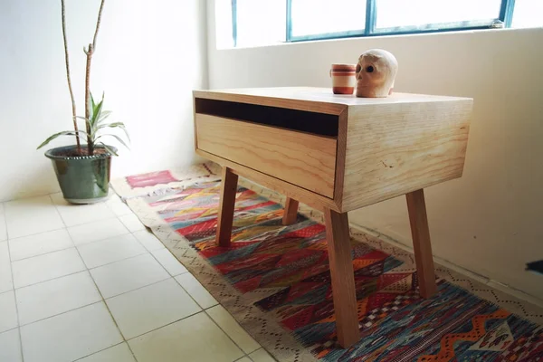 Wooden Bureau Top Rug Side Table Night Table Natural Light — Stockfoto