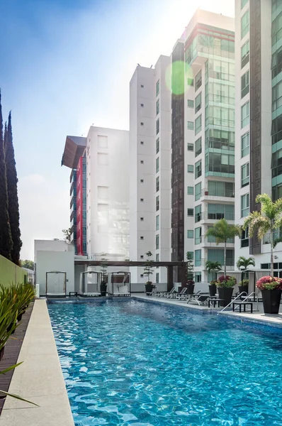 Complex Luxury Buildings Pool Amenity Lounge Chairs Planters Palm Trees — Fotografia de Stock