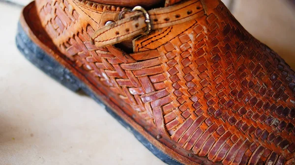 natural leather huarache, is a woven shoe made of cow or calfskin, it is used for freshness in the feet, ideal work shoes for the field.